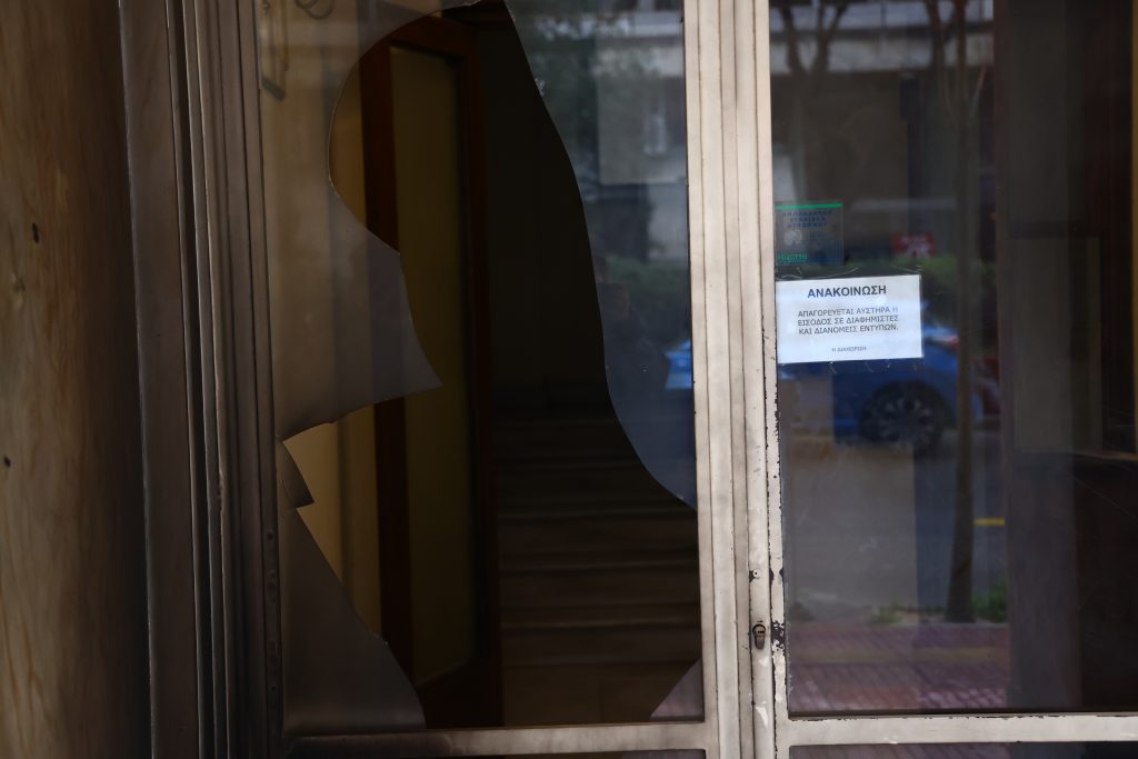 Κυψέλη: Έκρηξη από γκαζάκια σε είσοδο πολυκατοικίας, όπου στεγάζεται γραφείο γνωστού δικηγόρου