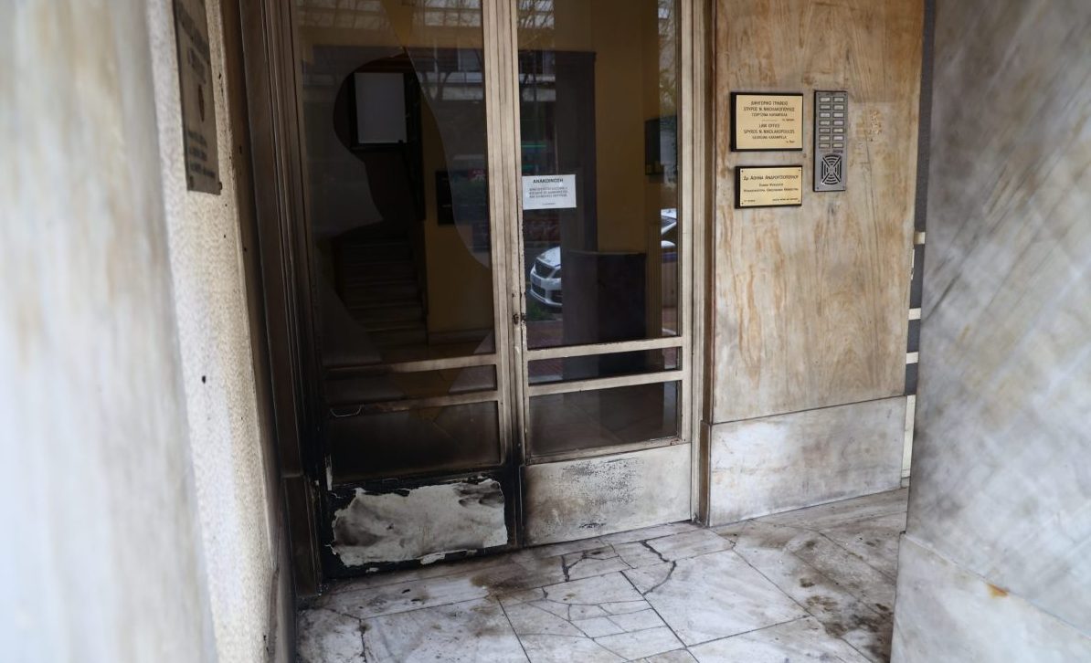 Κυψέλη: Έκρηξη από γκαζάκια σε είσοδο πολυκατοικίας, όπου στεγάζεται γραφείο γνωστού δικηγόρου