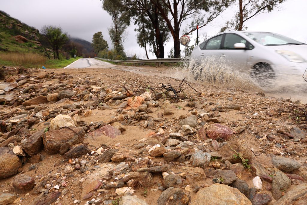 Ένας νεκρός και εκτεταμένες ζημιές σε όλη τη χώρα από την κακοκαιρία Erminio – Κόπηκε στη μέση δρόμος στην Καλλιτεχνούπολη