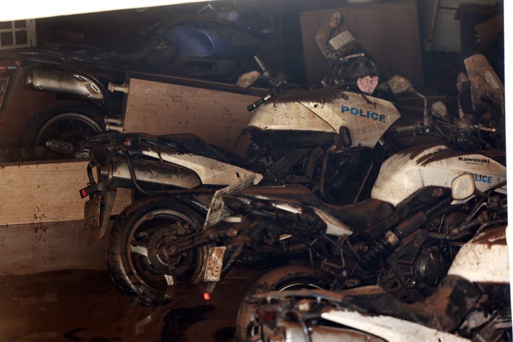 Ένας νεκρός και εκτεταμένες ζημιές σε όλη τη χώρα από την κακοκαιρία Erminio – Κόπηκε στη μέση δρόμος στην Καλλιτεχνούπολη