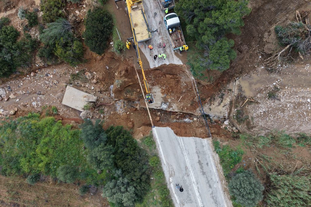 Ένας νεκρός και εκτεταμένες ζημιές σε όλη τη χώρα από την κακοκαιρία Erminio – Κόπηκε στη μέση δρόμος στην Καλλιτεχνούπολη
