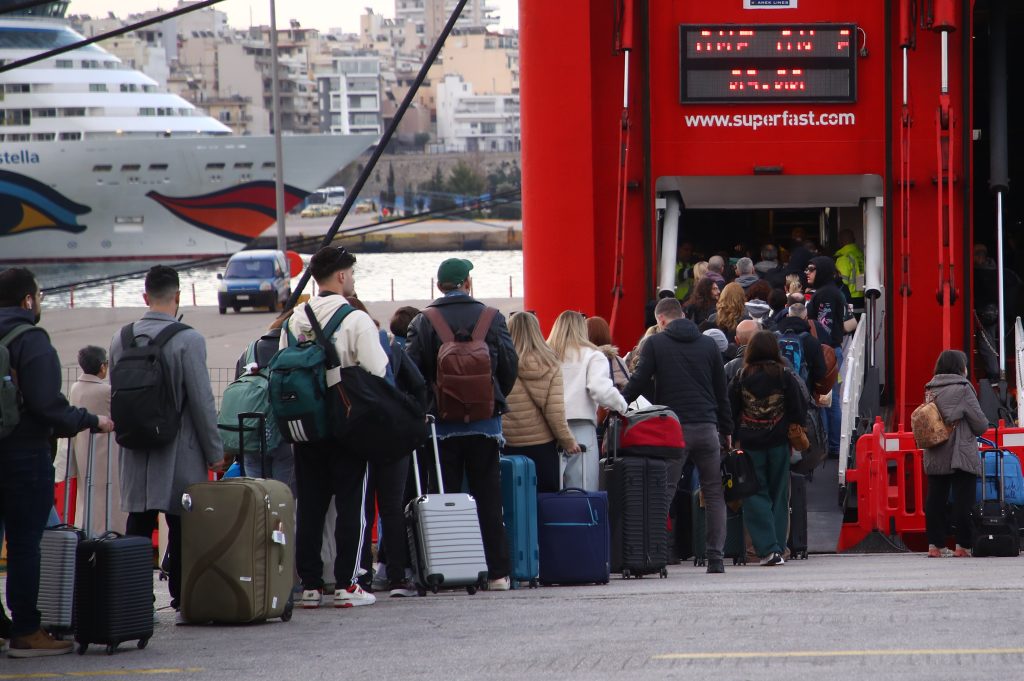 Μεγάλη έξοδος για το Πάσχα: 320.000 οχήματα έφυγαν σε δύο ημέρες – Ουρές στα διόδια και αυξημένη κίνηση σε ΚΤΕΛ και λιμάνια