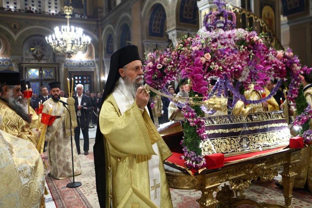 Πολυέλαιοι σείονται στην Πρώτη Ανάσταση – Το απόγευμα αναμένεται το Άγιο Φως