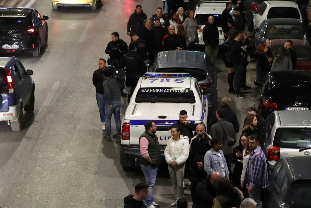 Ανάσταση στον Νέο Κόσμο χωρίς μολότοφ – Ισχυρή αστυνομική παρουσία και τέσσερις συλλήψεις