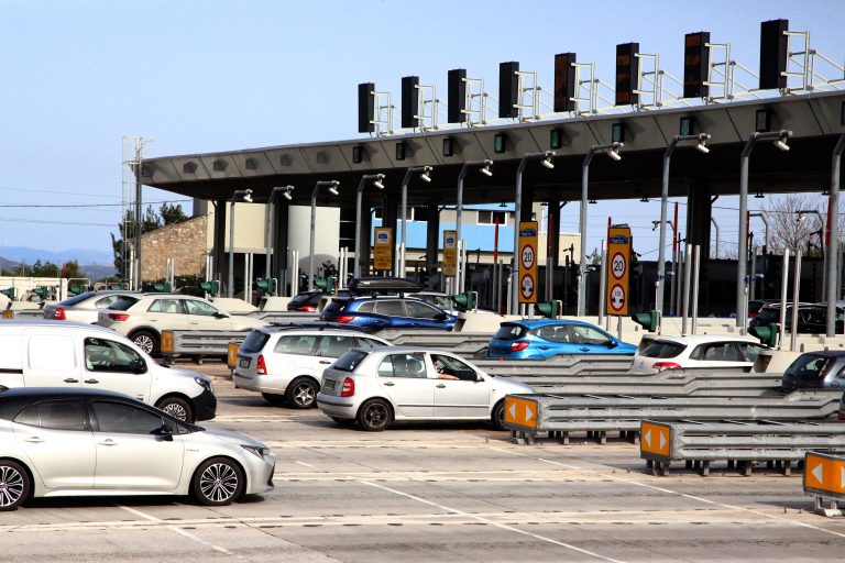 Στο δρόμο της επιστροφής: Κυκλοφοριακό «έμφραγμα» στην Κακιά Σκάλα, αυξημένη κίνηση σε εθνικές οδούς, λιμάνια και διόδια – Δείτε live πού υπάρχουν προβλήματα