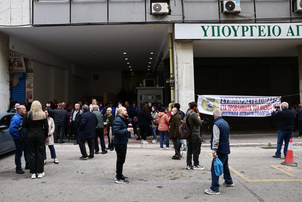 Συγκέντρωση έξω από το υπ. Ανάπτυξης – Σε λίγο η σύσκεψη με τους κτηνοτρόφους της Μυτιλήνης