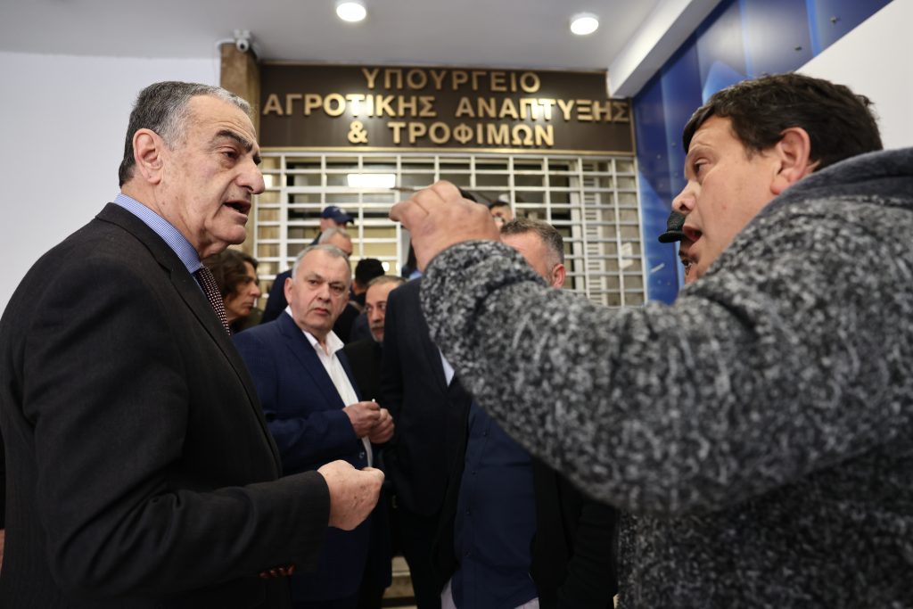 Συγκέντρωση έξω από το υπ. Ανάπτυξης – Σε λίγο η σύσκεψη με τους κτηνοτρόφους της Μυτιλήνης