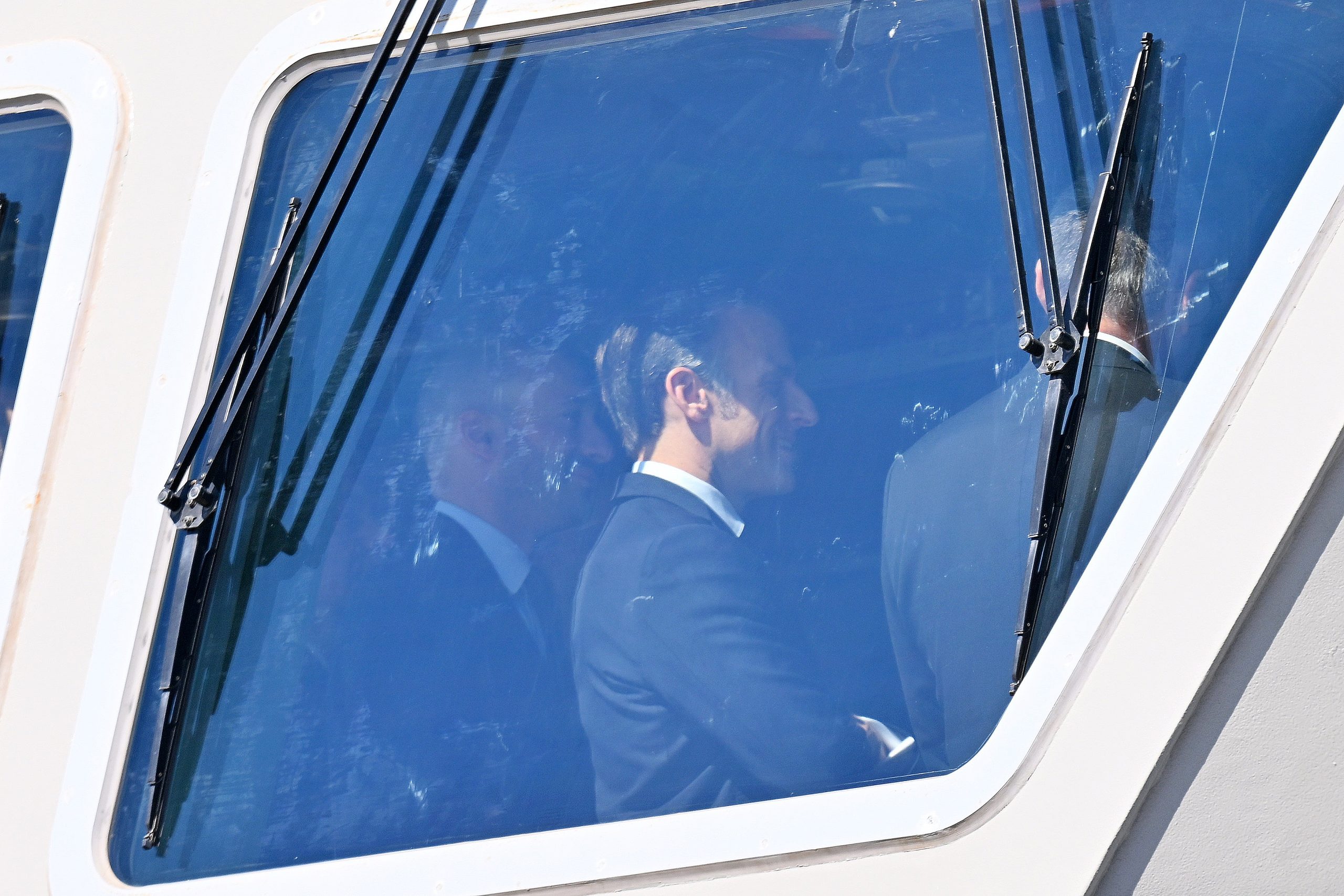 «Αμυντική γέφυρα» Ελλάδας και Γαλλίας στον «Κίμωνα» – Η κοινή επίσκεψη Μητσοτάκη – Μακρόν στη φρεγάτα