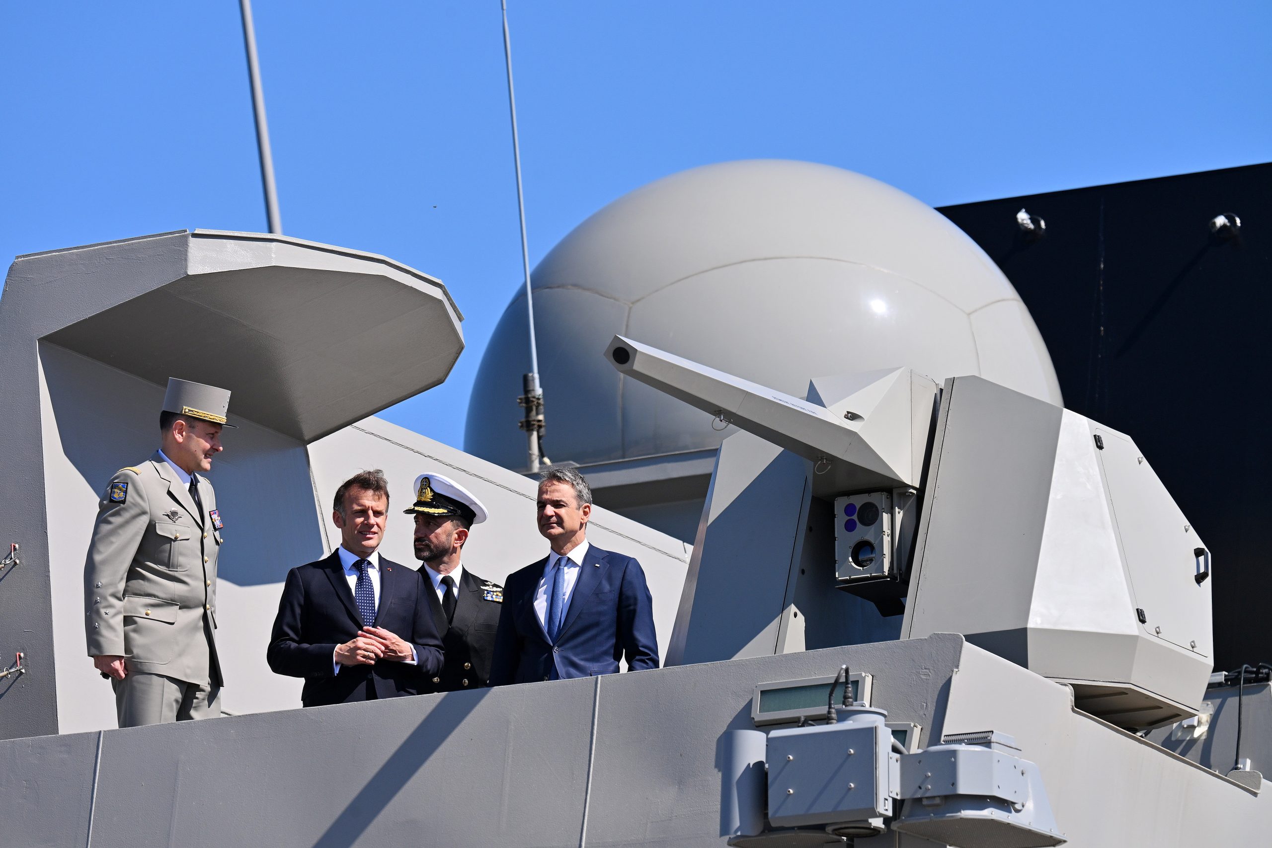 «Αμυντική γέφυρα» Ελλάδας και Γαλλίας στον «Κίμωνα» – Η κοινή επίσκεψη Μητσοτάκη – Μακρόν στη φρεγάτα