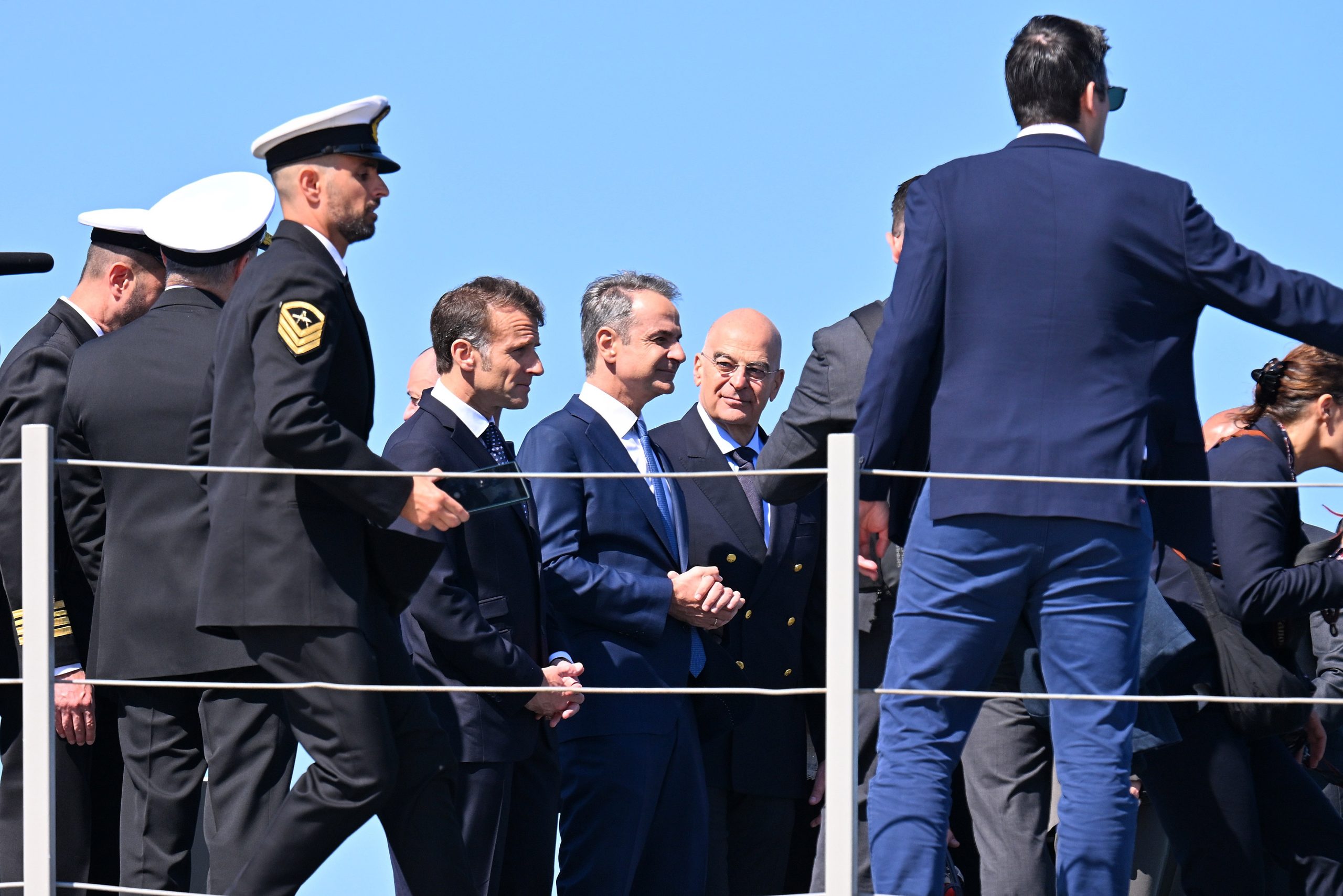 «Αμυντική γέφυρα» Ελλάδας και Γαλλίας στον «Κίμωνα» – Η κοινή επίσκεψη Μητσοτάκη – Μακρόν στη φρεγάτα