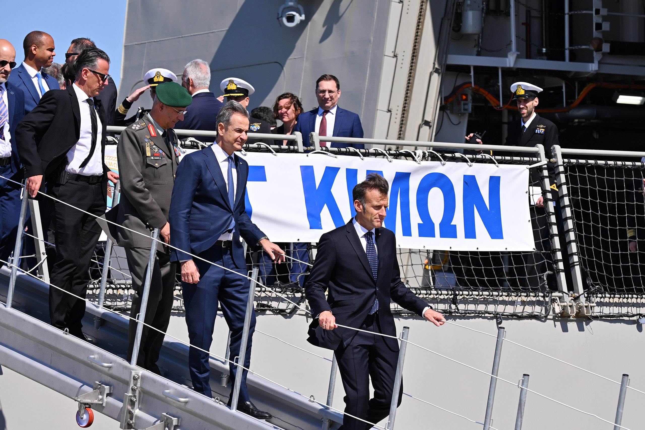 «Αμυντική γέφυρα» Ελλάδας και Γαλλίας στον «Κίμωνα» – Η κοινή επίσκεψη Μητσοτάκη – Μακρόν στη φρεγάτα