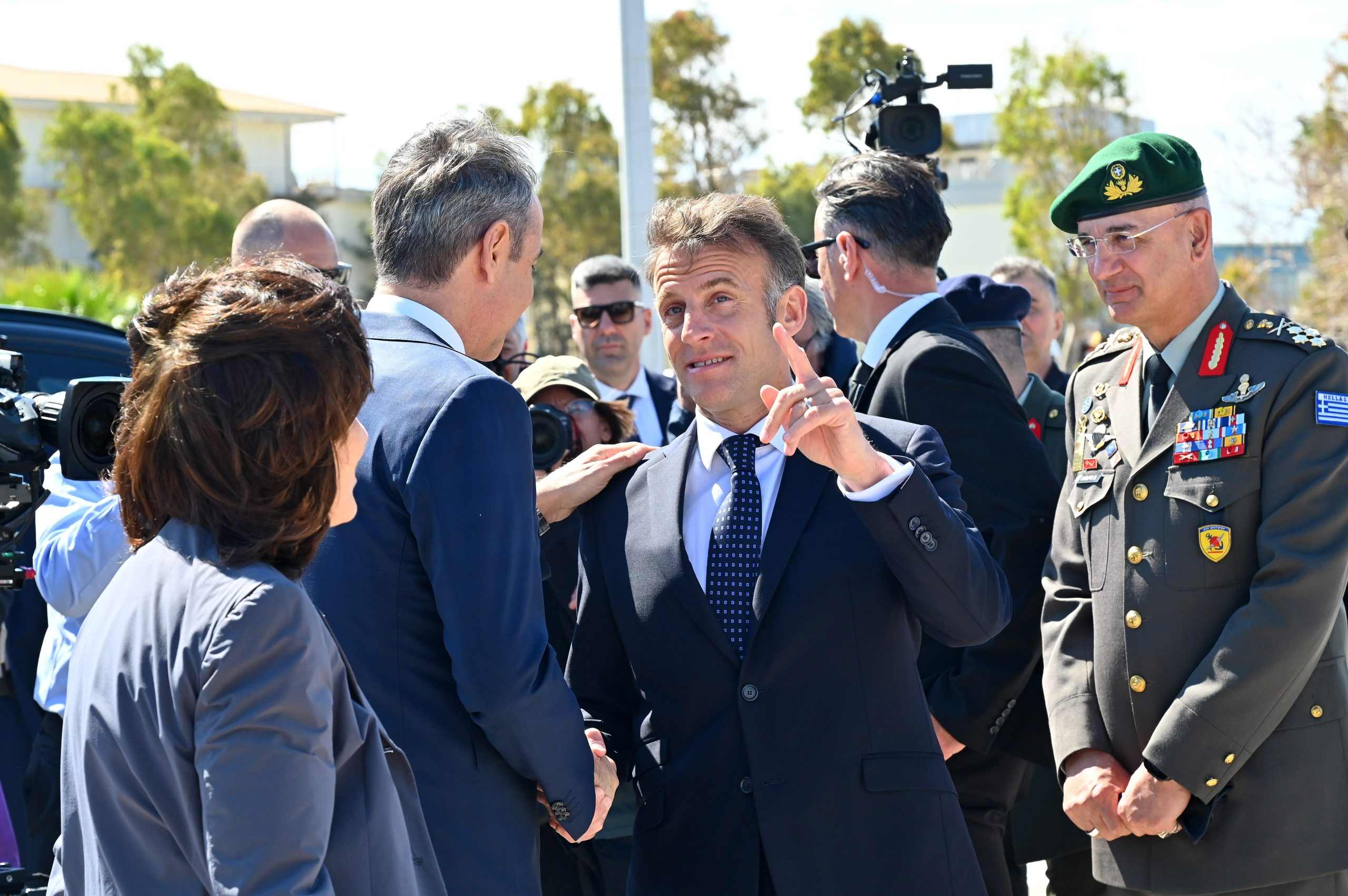 «Αμυντική γέφυρα» Ελλάδας και Γαλλίας στον «Κίμωνα» – Η κοινή επίσκεψη Μητσοτάκη – Μακρόν στη φρεγάτα