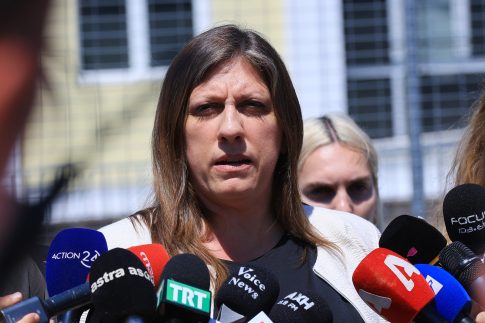 Αντιμέτωπος με τρία κακουργήματα ο 89χρονος για τις επιθέσεις σε ΕΦΚΑ και Πρωτοδικείο – Προθεσμία να απολογηθεί αύριο