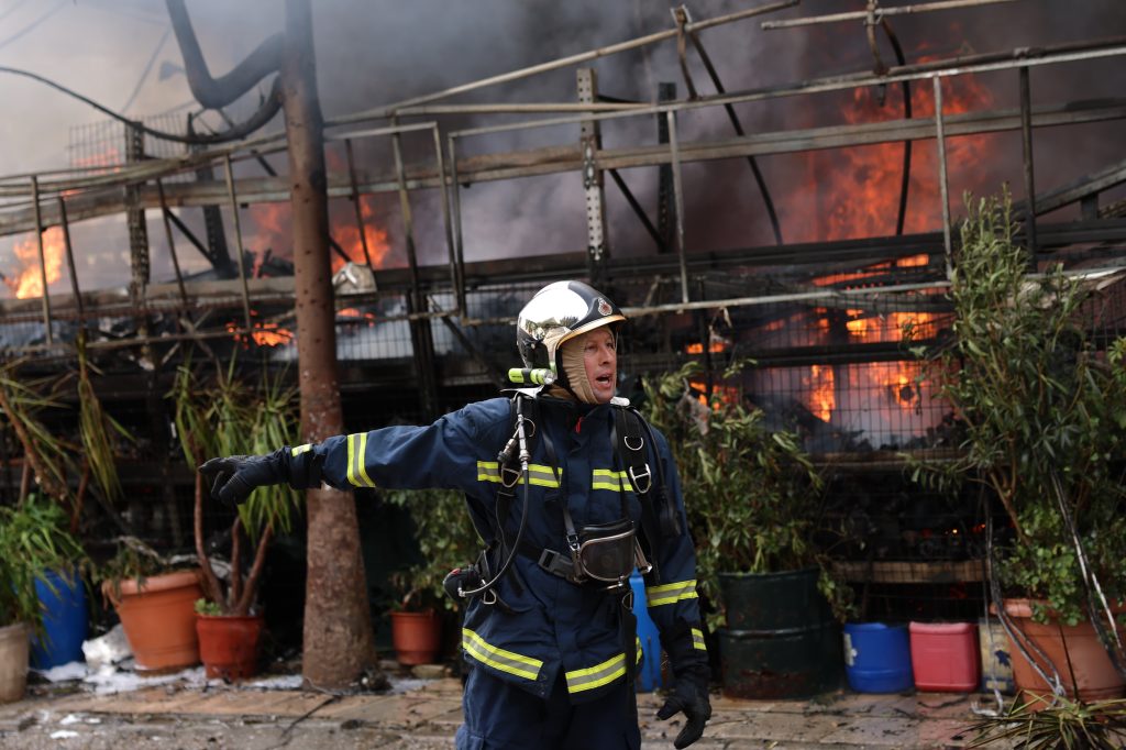 Μεγάλη πυρκαγιά σε επιχείρηση ανταλλακτικών στο Ίλιον