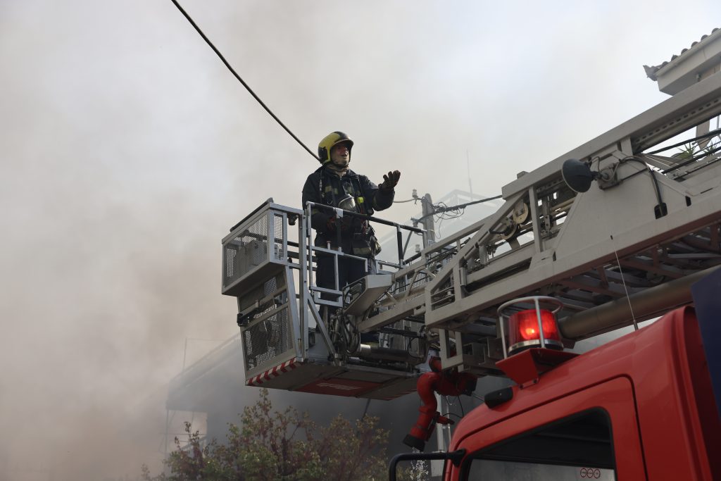 Μεγάλη πυρκαγιά σε επιχείρηση ανταλλακτικών στο Ίλιον