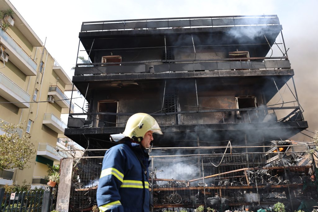 Μεγάλη πυρκαγιά σε επιχείρηση ανταλλακτικών στο Ίλιον