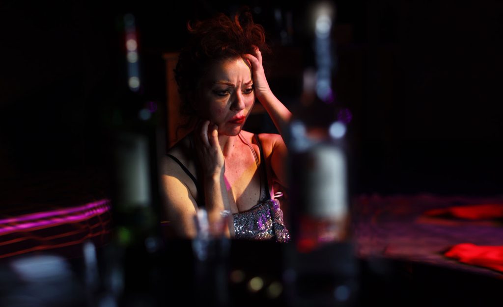 «NINA 2» στο Theatre of the NO: Ένας μονόλογος για τον χρόνο, τη σκηνή και όσα μένουν όταν σβήσουν τα φώτα