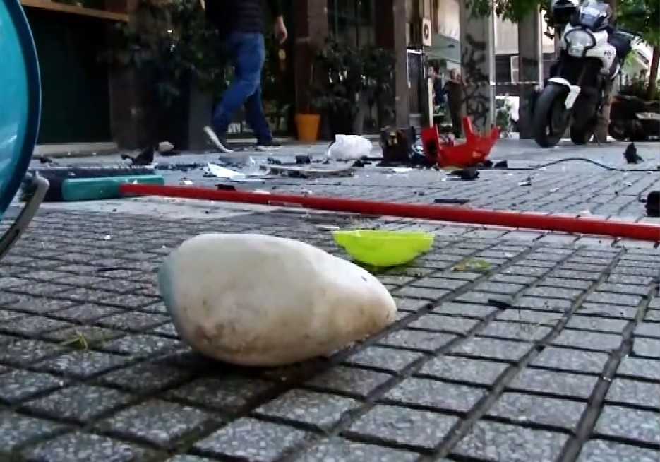 Θεσσαλονίκη: Τι υποστήριξε η μητέρα του 5χρονου που πετούσε αντικείμενα απ’ το μπαλκόνι