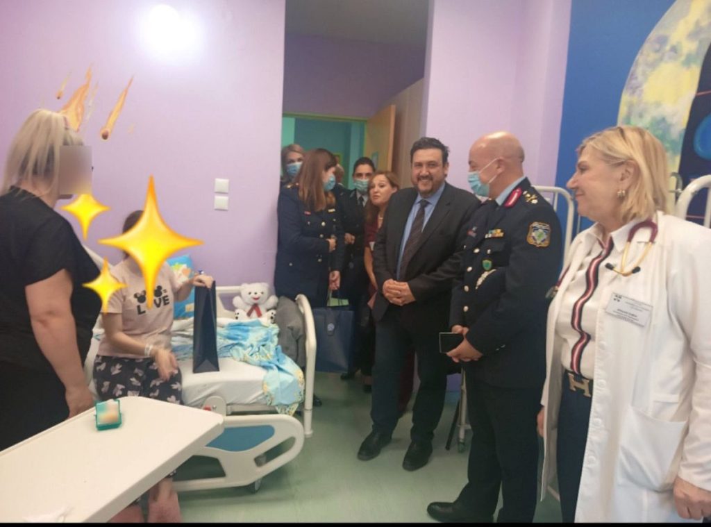 Στις παιδιατρικές κλινικές των νοσοκομείων της Λάρισας για ευχές αστυνομικοί