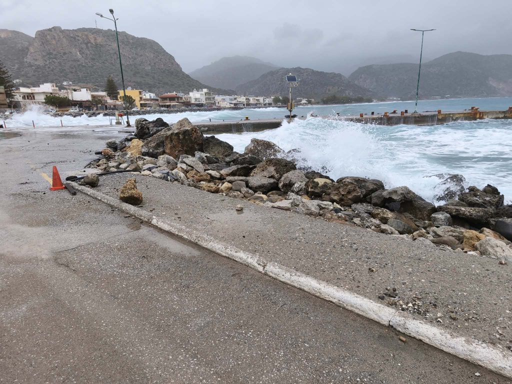 Κακοκαιρία Erminio: Έριξε τη βροχή ενός μήνα σε 12 ώρες στην Τροιζηνία – Η θάλασσα «βγήκε» στον δρόμο στα Μέθανα και Γαλατά