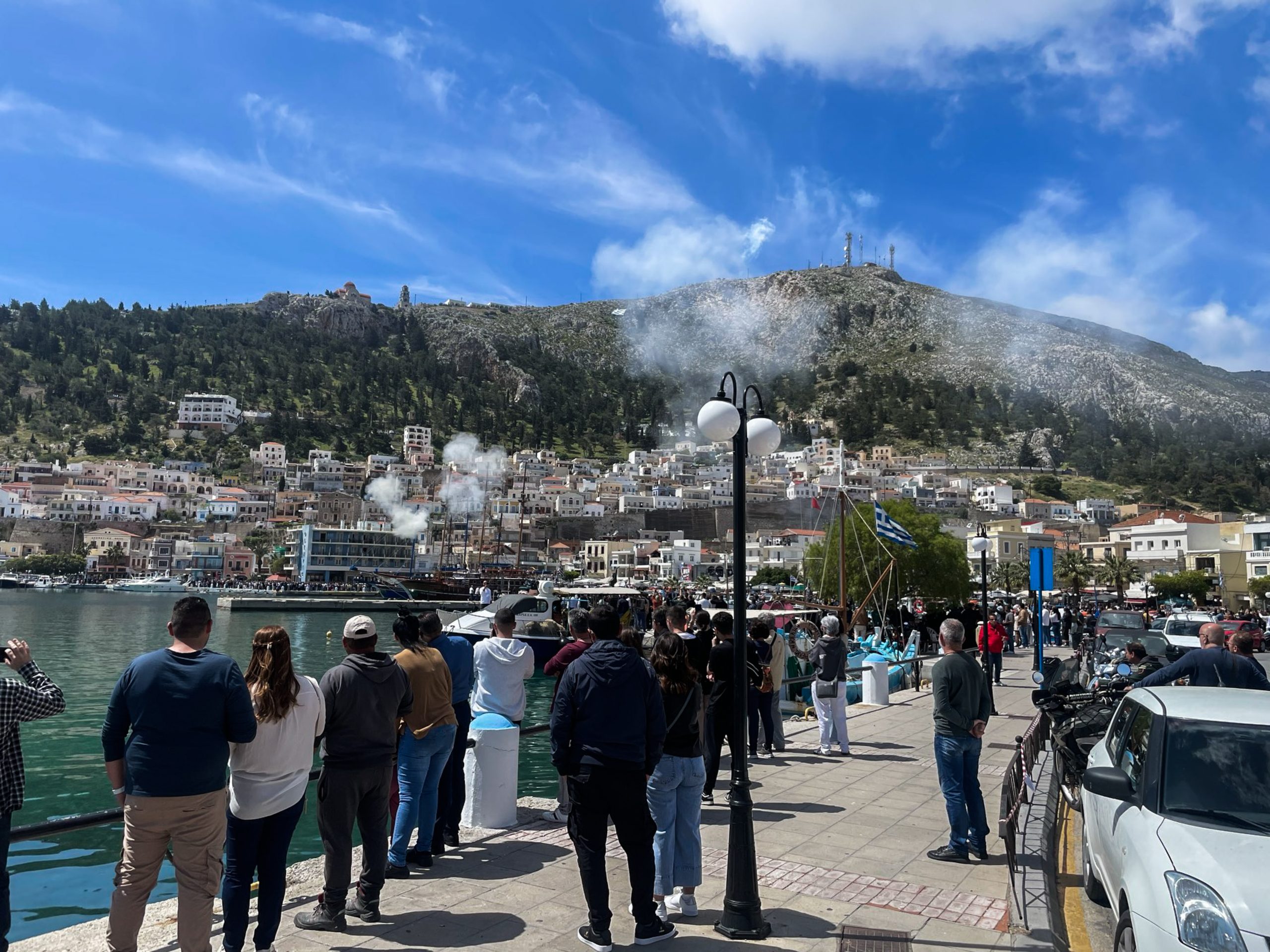 ΕΘΙΜΟ ΤΗΣ ΠΡΩΤΗΣ ΑΝΑΣΤΑΣΗΣ ΣΤΗΝ ΚΑΛΥΜΝΟ
(ΑΡΓΥΡΗΣ ΜΑΝΤΙΚΟΣ/EUROKINISSI) Πάσχα στα νησιά του Αιγαίου: Τα ξεχωριστά έθιμα σε Δωδεκάνησα και Κυκλάδες που κρατούν αιώνες