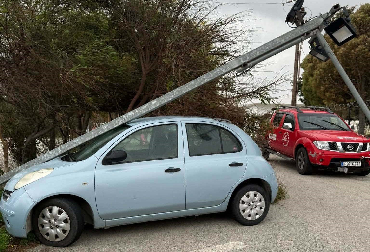 Ρόδος: Κολώνα φωτισμού έπεσε σε σταθμευμένο όχημα