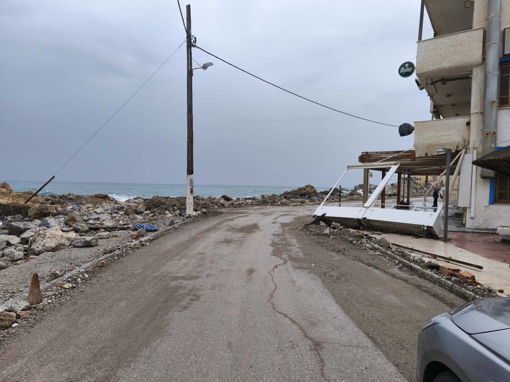 Κακοκαιρία Erminio: Έριξε τη βροχή ενός μήνα σε 12 ώρες στην Τροιζηνία – Η θάλασσα «βγήκε» στον δρόμο στα Μέθανα και Γαλατά