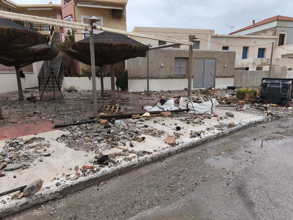 Κακοκαιρία Erminio: Έριξε τη βροχή ενός μήνα σε 12 ώρες στην Τροιζηνία – Η θάλασσα «βγήκε» στον δρόμο στα Μέθανα και Γαλατά