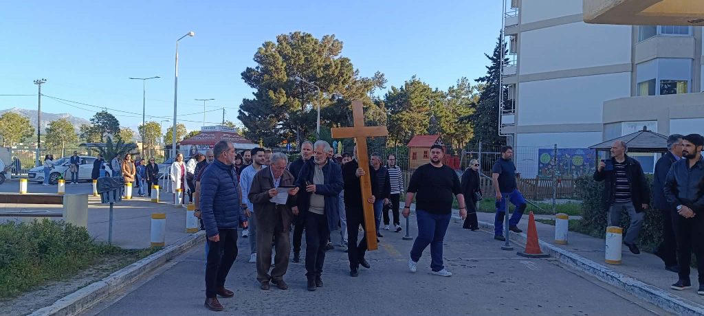 Ηράκλειο: Κατάνυξη και συγκίνηση στην περιφορά του Επιταφίου εντός του νοσοκομείου