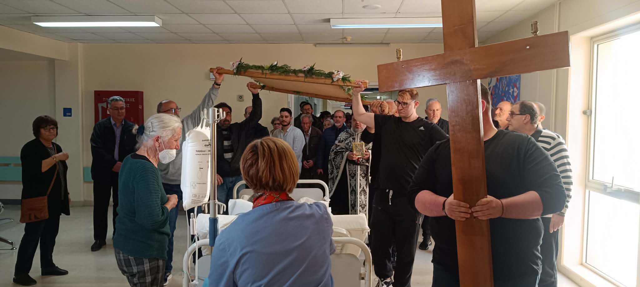 Ηράκλειο: Κατάνυξη και συγκίνηση στην περιφορά του Επιταφίου εντός του νοσοκομείου