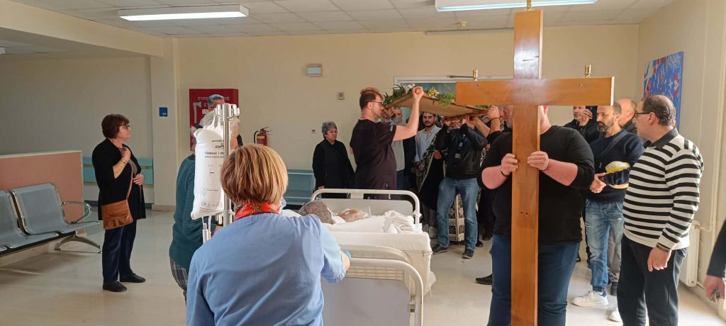 Ηράκλειο: Κατάνυξη και συγκίνηση στην περιφορά του Επιταφίου εντός του νοσοκομείου