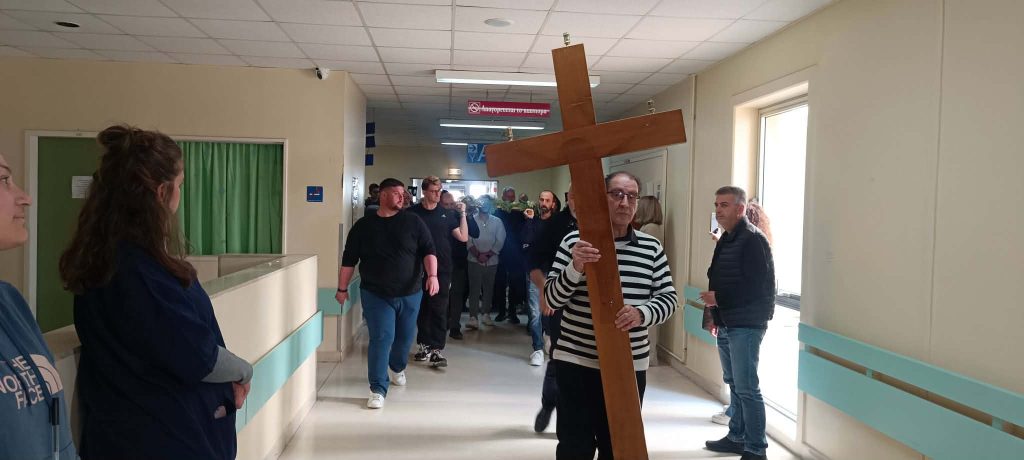 Ηράκλειο: Κατάνυξη και συγκίνηση στην περιφορά του Επιταφίου εντός του νοσοκομείου