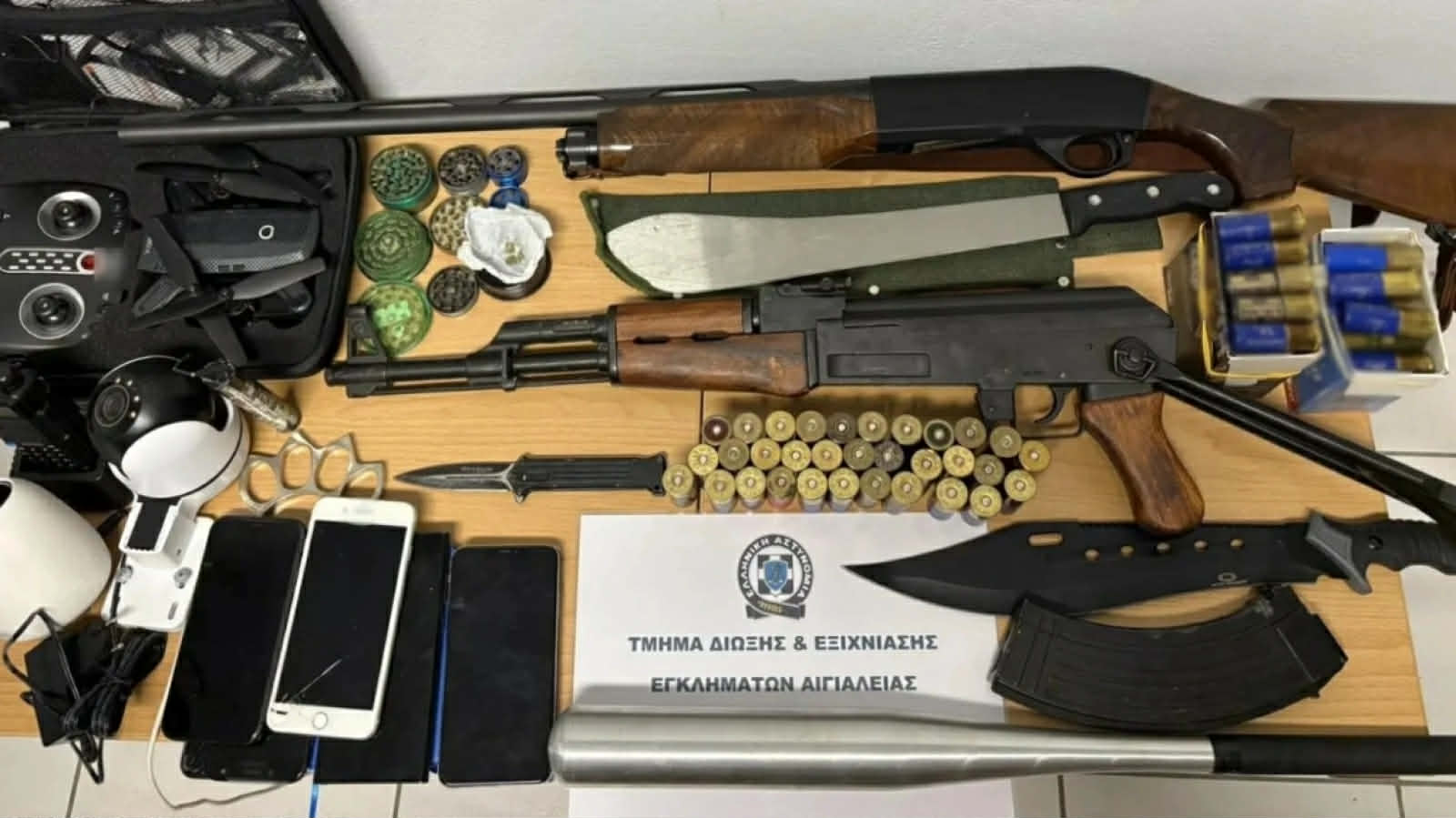 Αίγιο: Συλλήψεις για τον άγριο ξυλοδαρμό νεαρού σε καφετέρια – Βρέθηκε οπλοστάσιο σε δύο σπίτια  ​