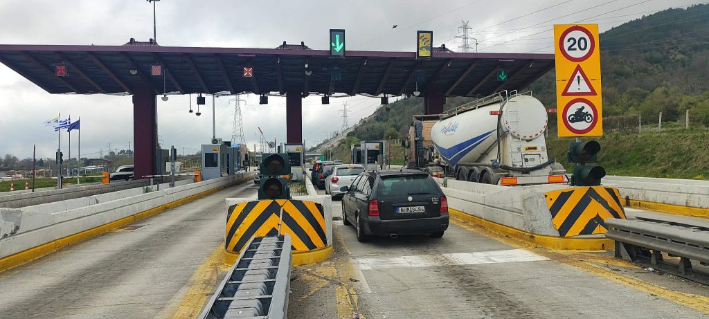 Ομαλοποιήθηκε η κυκλοφορία στα διόδια Πολυμύλου μετά το χθεσινό κυκλοφοριακό «χάος»