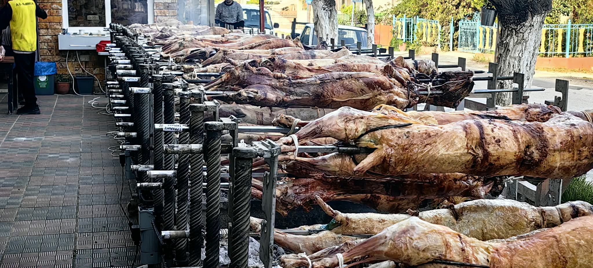 Πάτρα: Οβελίας take away – Πάνω από 80 σούβλες «έστησε» κρεοπωλείο για τους πελάτες του