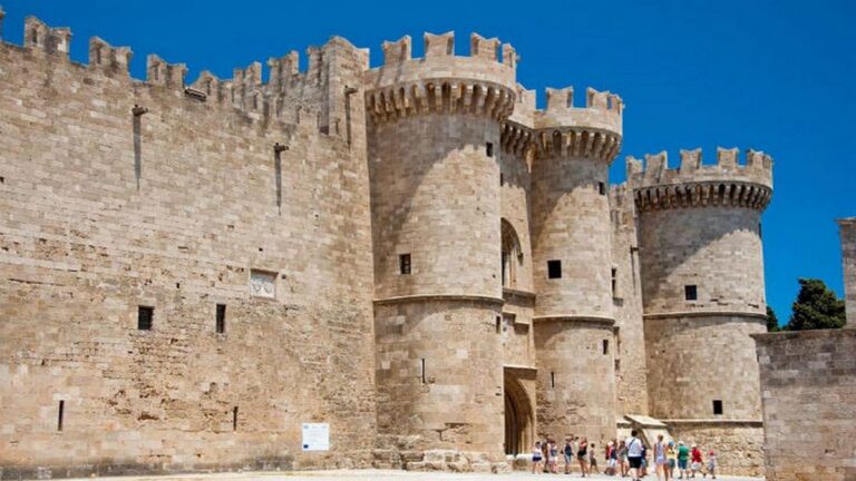 Ο πρόεδρος του Εργατικού Κέντρου Ρόδου στην ΕΡΤ Νοτίου Αιγαίου για την τουριστική ανάπτυξη