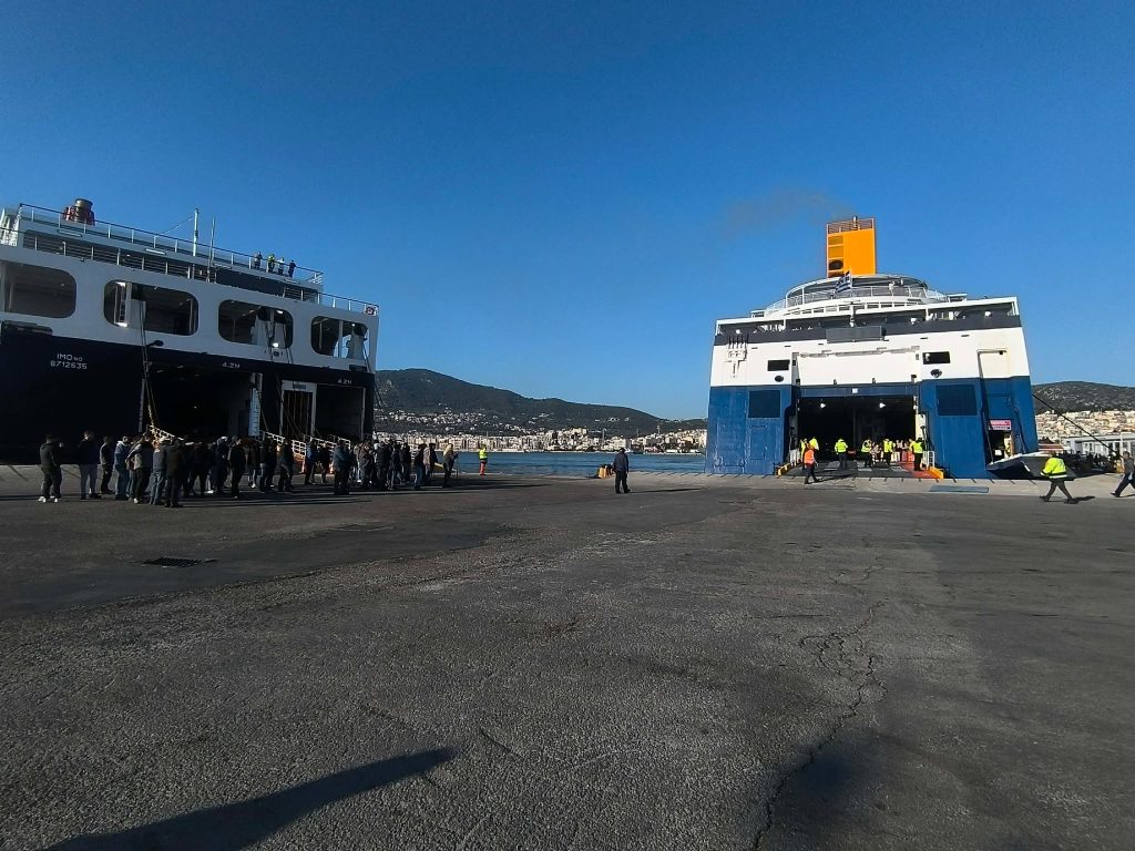 Συνεχίζουν τους αποκλεισμούς οι κτηνοτρόφοι στο λιμάνι της Μυτιλήνης: Αποβίβαση μόνο για επιβάτες – Κανένα φορτηγό δεν βγαίνει από τα πλοία