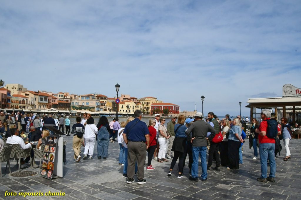 Χανιά: Πάσχα στο Ενετικό λιμάνι με σουβλιστά αρνιά κοντοσούβλια και κοκορέτσι και θέα τον φάρο