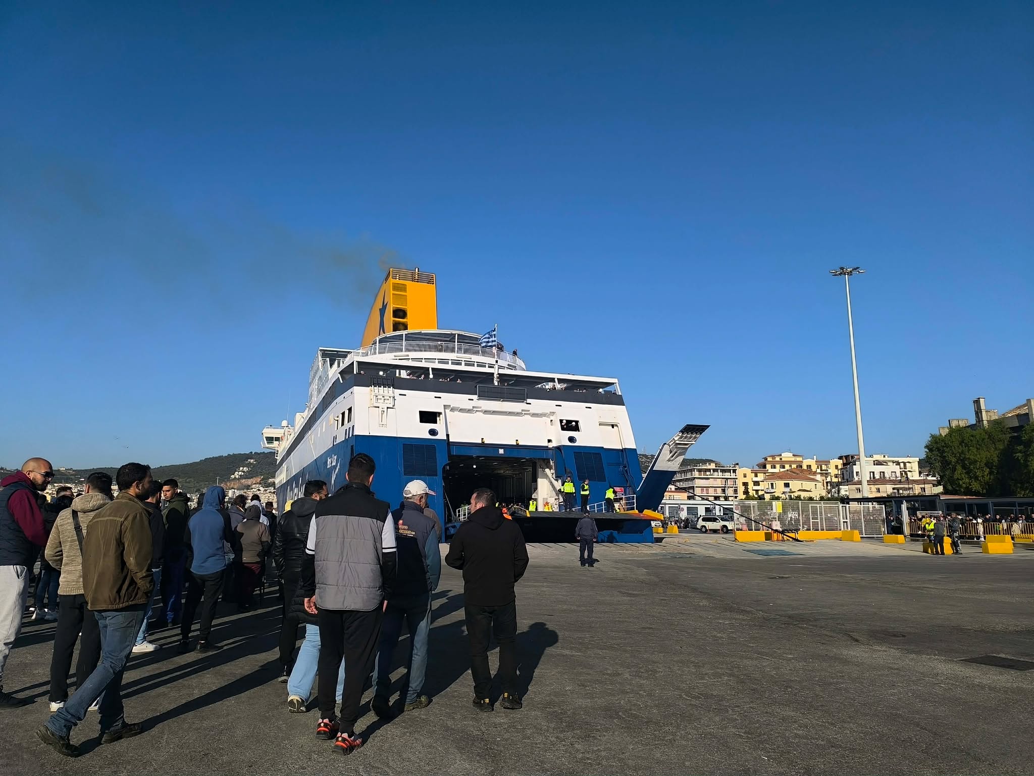 Συνεχίζουν τους αποκλεισμούς οι κτηνοτρόφοι στο λιμάνι της Μυτιλήνης: Αποβίβαση μόνο για επιβάτες – Κανένα φορτηγό δεν βγαίνει από τα πλοία