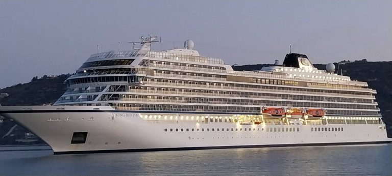 Χανιά: Πασχαλινή άφιξη του κρουαζιερόπλοιου Viking Jupiter στο λιμάνι της Σούδας