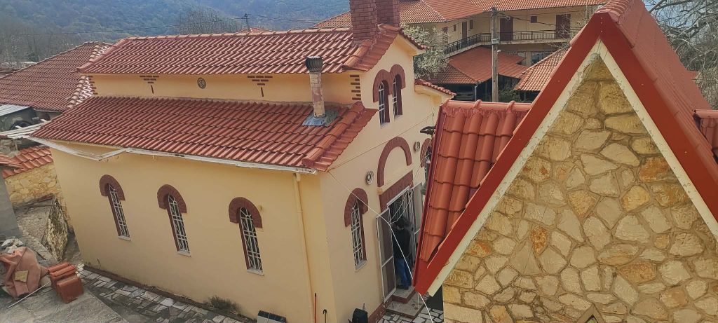 Πλήθος κόσμου στον Προσκυνηματικό Ναό της Ζωοδόχου Πηγής σε υψόμετρο 1.300 μέτρων