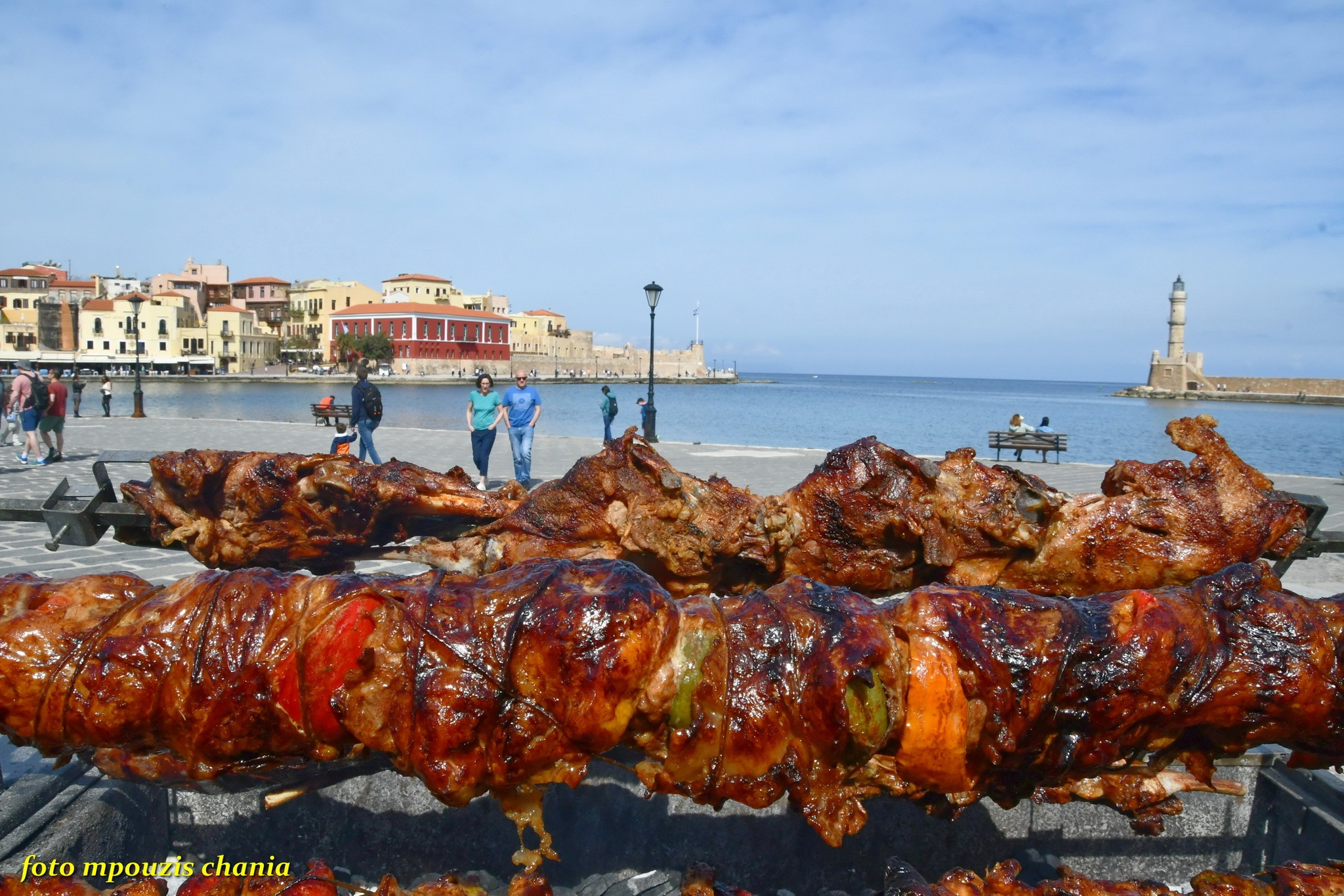 Χανιά: Πάσχα στο Ενετικό λιμάνι με σουβλιστά αρνιά κοντοσούβλια και κοκορέτσι και θέα τον φάρο