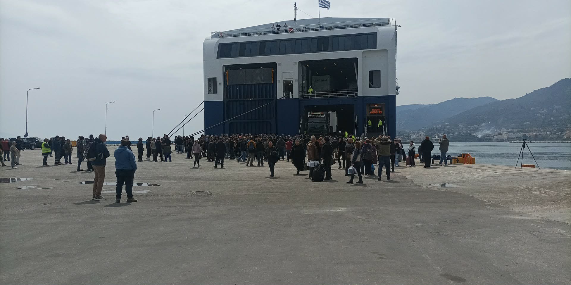 Συνεχίζεται ο αποκλεισμός του λιμανιού της Μυτιλήνης από τους κτηνοτρόφους της Λέσβου