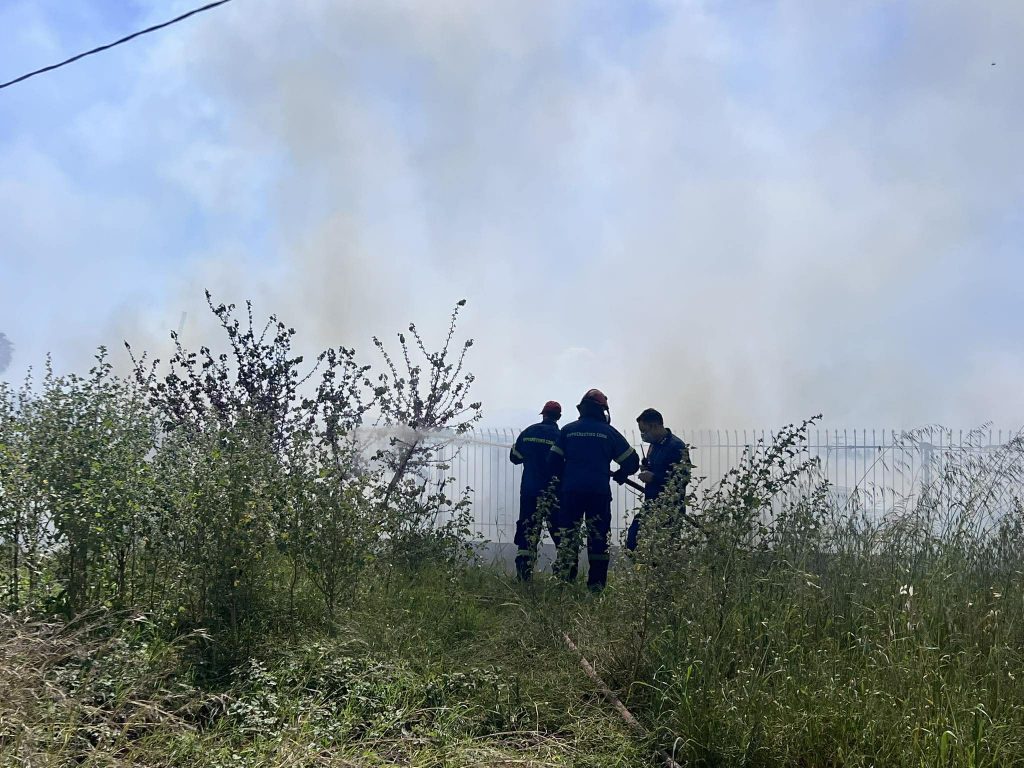 Καλαμάτα: Μεγάλη φωτιά σε επιχείρηση πλαστικών – Επικίνδυνοι καπνοί και διακοπή κυκλοφορίας