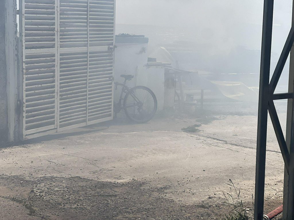 Καλαμάτα: Μεγάλη φωτιά σε επιχείρηση πλαστικών – Επικίνδυνοι καπνοί και διακοπή κυκλοφορίας