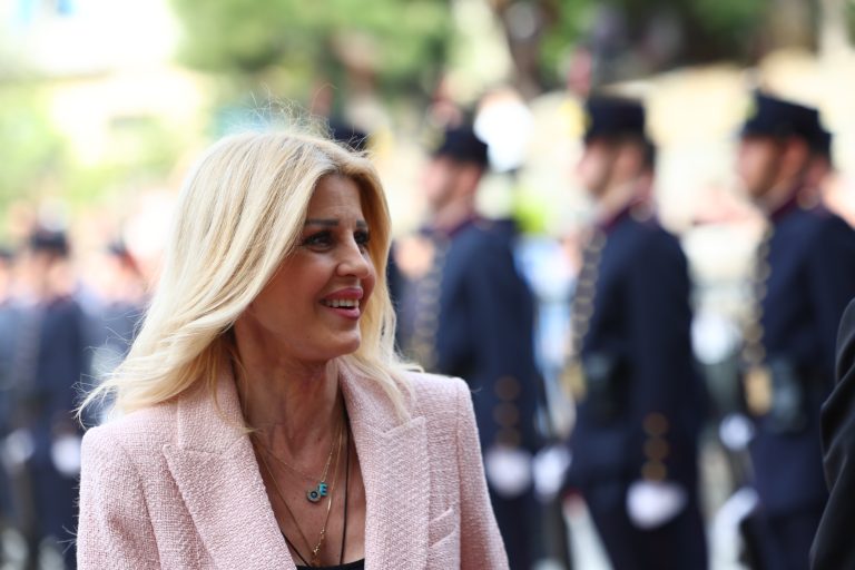 Ράπτη: «Πίσω από το χάσμα στις αμοιβές ανδρών-γυναικών, κρύβονται σωρευτικές ανισότητες»