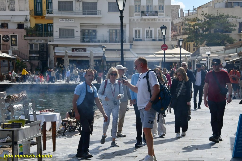 Χανιά: Πάσχα στο Ενετικό λιμάνι με σουβλιστά αρνιά κοντοσούβλια και κοκορέτσι και θέα τον φάρο