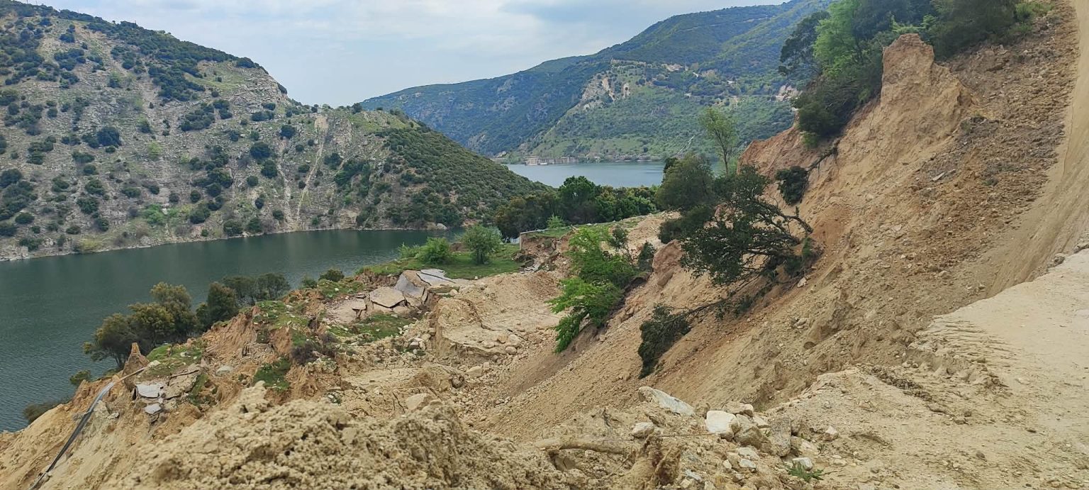 Κοζάνη: Μεγάλη κατολίσθηση στον δρόμο Βελβεντού – Φράγματος Πολυφύτου στη θέση «Κούρναβο»