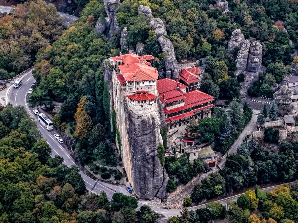 Προορισμοί κατάνυξης για Πάσχα στην Ελλάδα: Από την Πάτμο και τα Μετέωρα έως τα ζωντανά έθιμα της Κέρκυρας