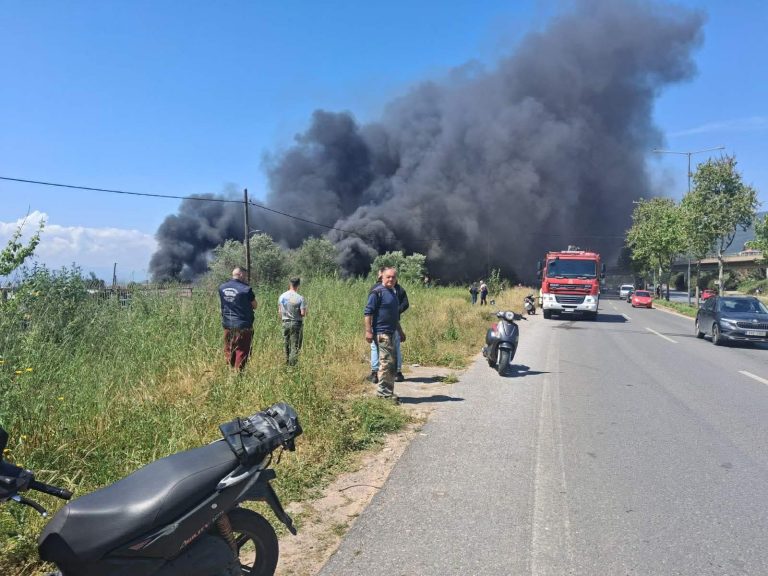 Καλαμάτα: Μεγάλη φωτιά σε επιχείρηση πλαστικών – Επικίνδυνοι καπνοί και διακοπή κυκλοφορίας
